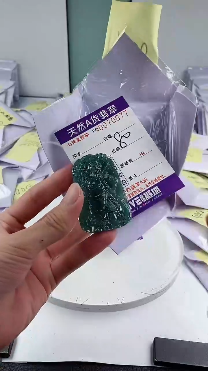 翡翠未镶嵌颈饰                