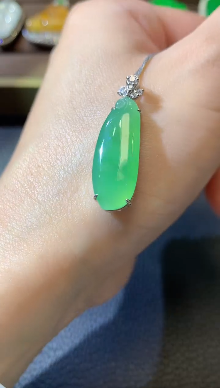 【闪购商品】翡翠吊坠(不含链)18K金镶嵌A18