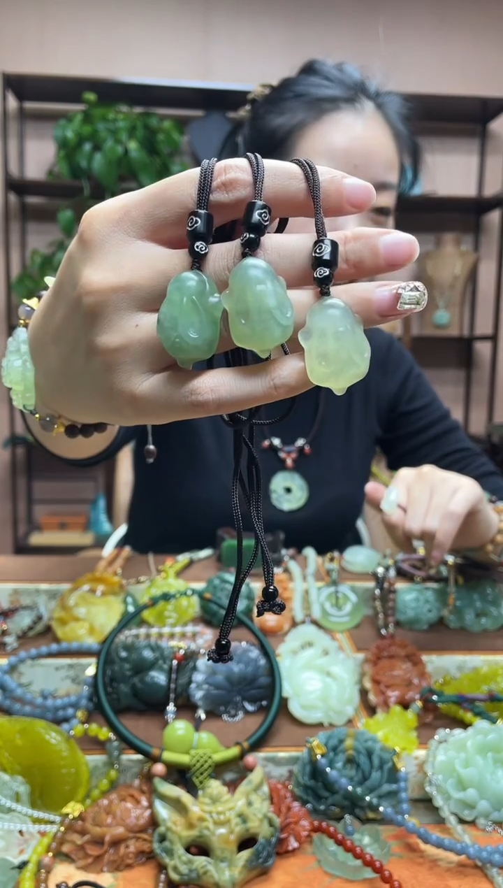 未镶嵌岫玉吊坠多样性发货发其中之一