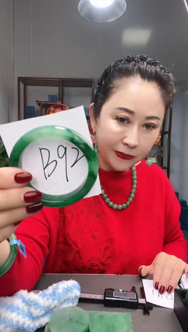 【闪购商品】石英质玉手镯未镶嵌非洲翠