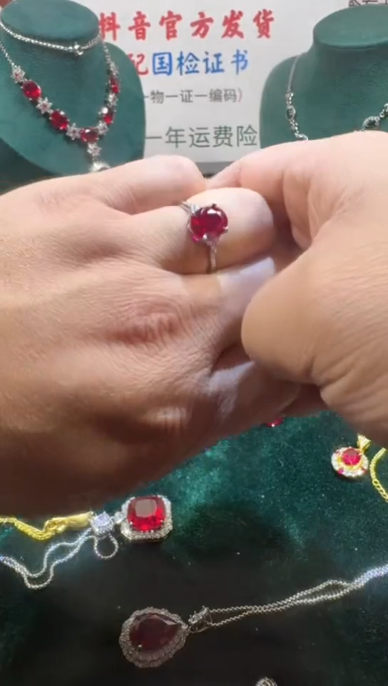 18K金镶嵌戒指红宝石0
