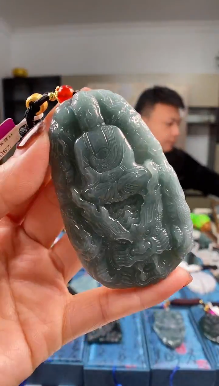 颈饰未镶嵌翡翠 多样性发其一