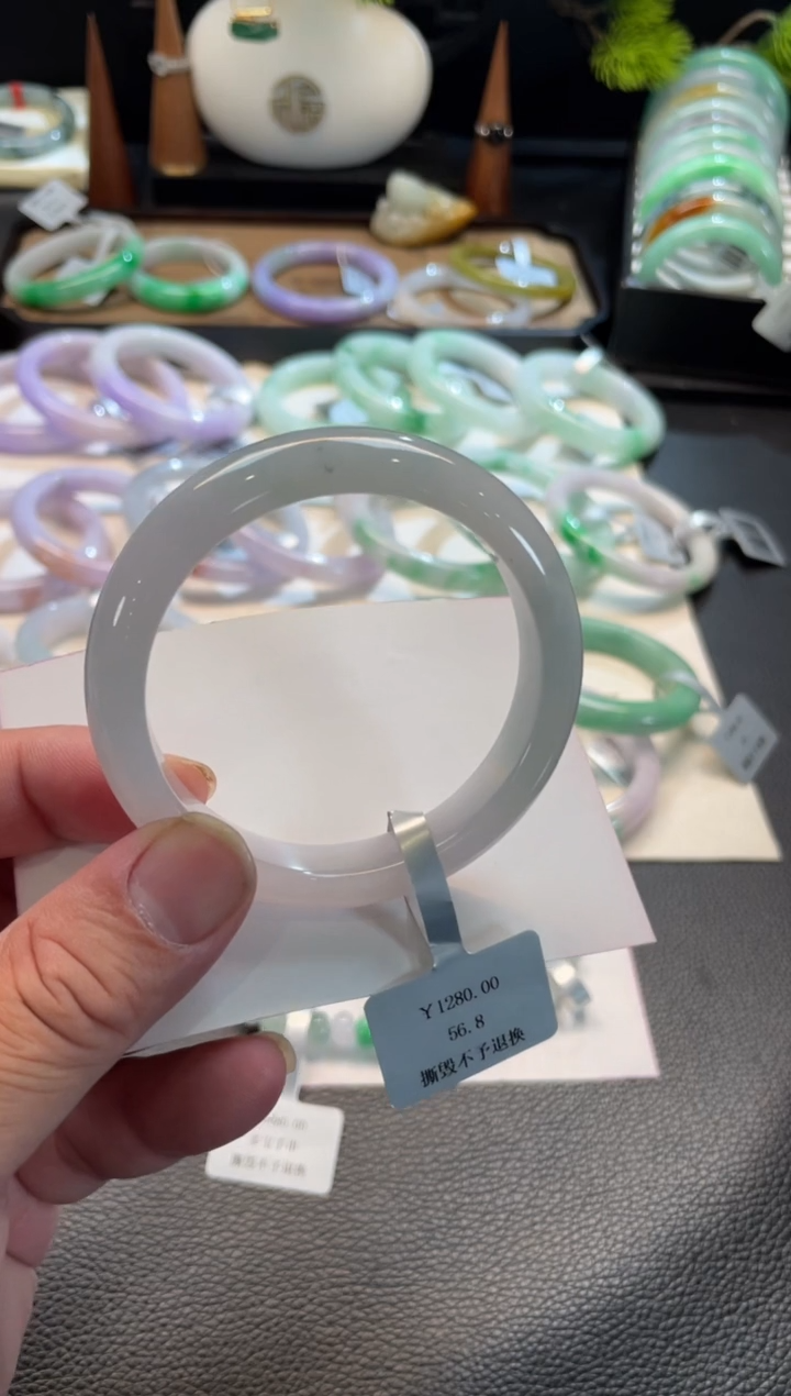 未镶嵌手镯翡翠舒****?有纹裂