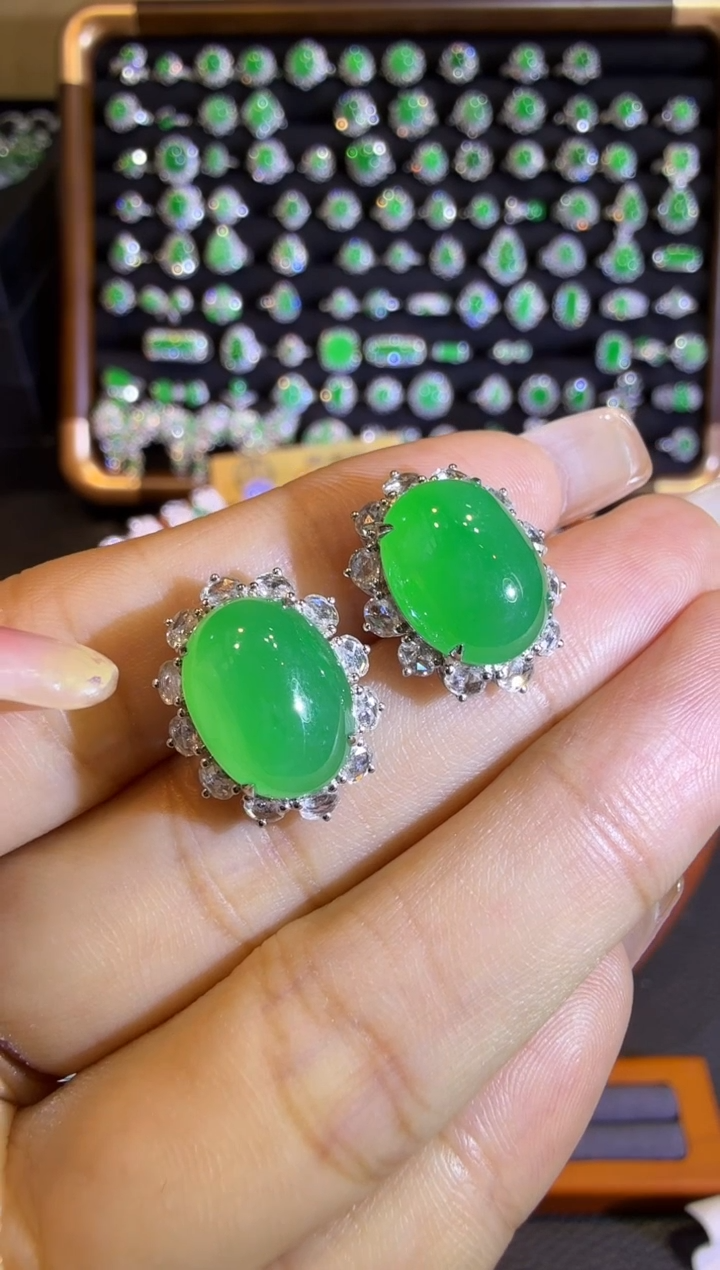 【闪购商品】翡翠耳饰18K金镶嵌满绿大蛋面耳钉