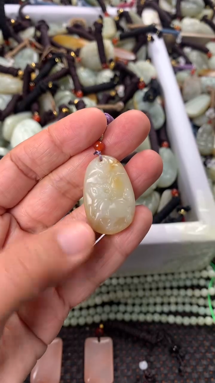 【闪购商品】和田玉颈饰未镶嵌多样性发货没有证书，拍一发一.有瑕