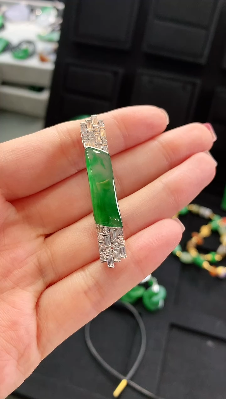 【闪购商品】翡翠吊坠(不含链)18K金镶嵌吊坠