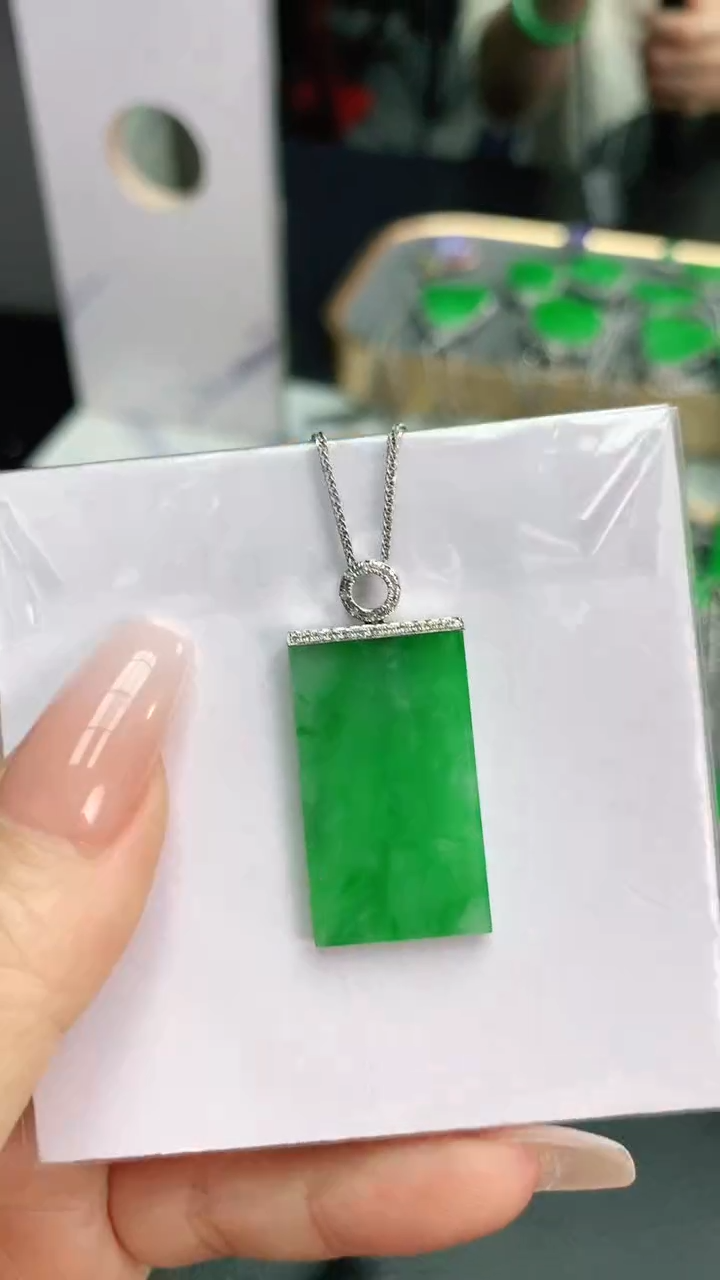 【闪购商品】翡翠颈饰18K金镶嵌赠礼盒证书 