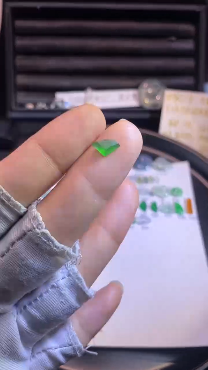 翡翠挂件未镶嵌切割