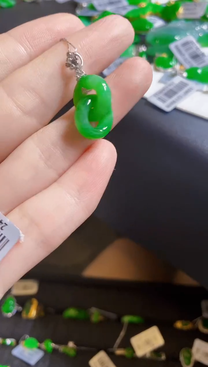 翡翠18K金镶嵌颈饰环环相扣
