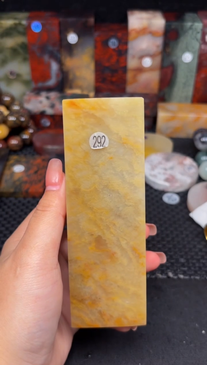 玉桂林鸡血玉摆件 编号：292