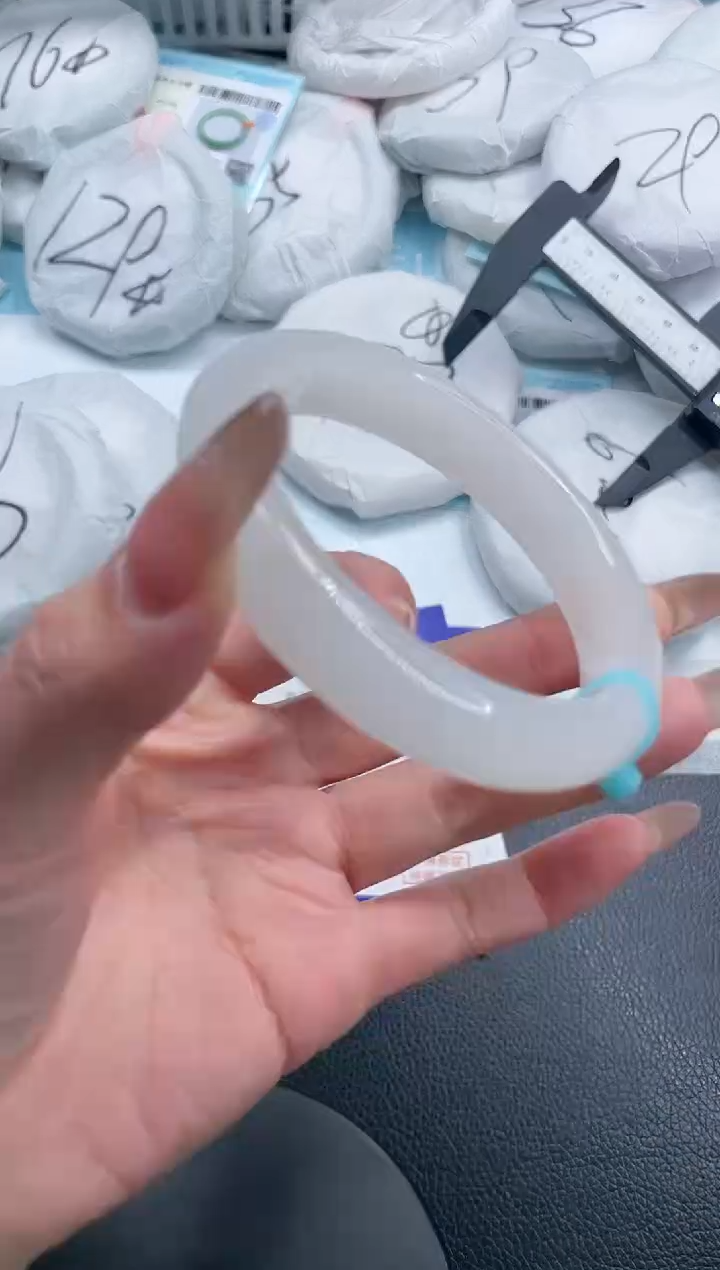 【闪购商品】石英质玉手镯未镶嵌7S270-58