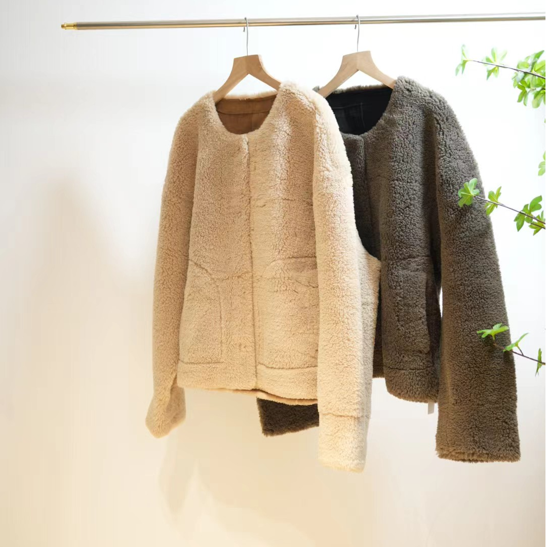 3-712-一款两色防羊羔毛圆领毛毛衣外套女