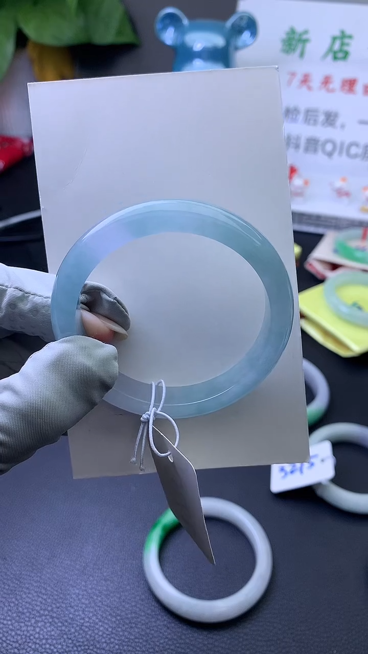 吊坠(不含链)未镶嵌翡翠闪购为准，一物一证书