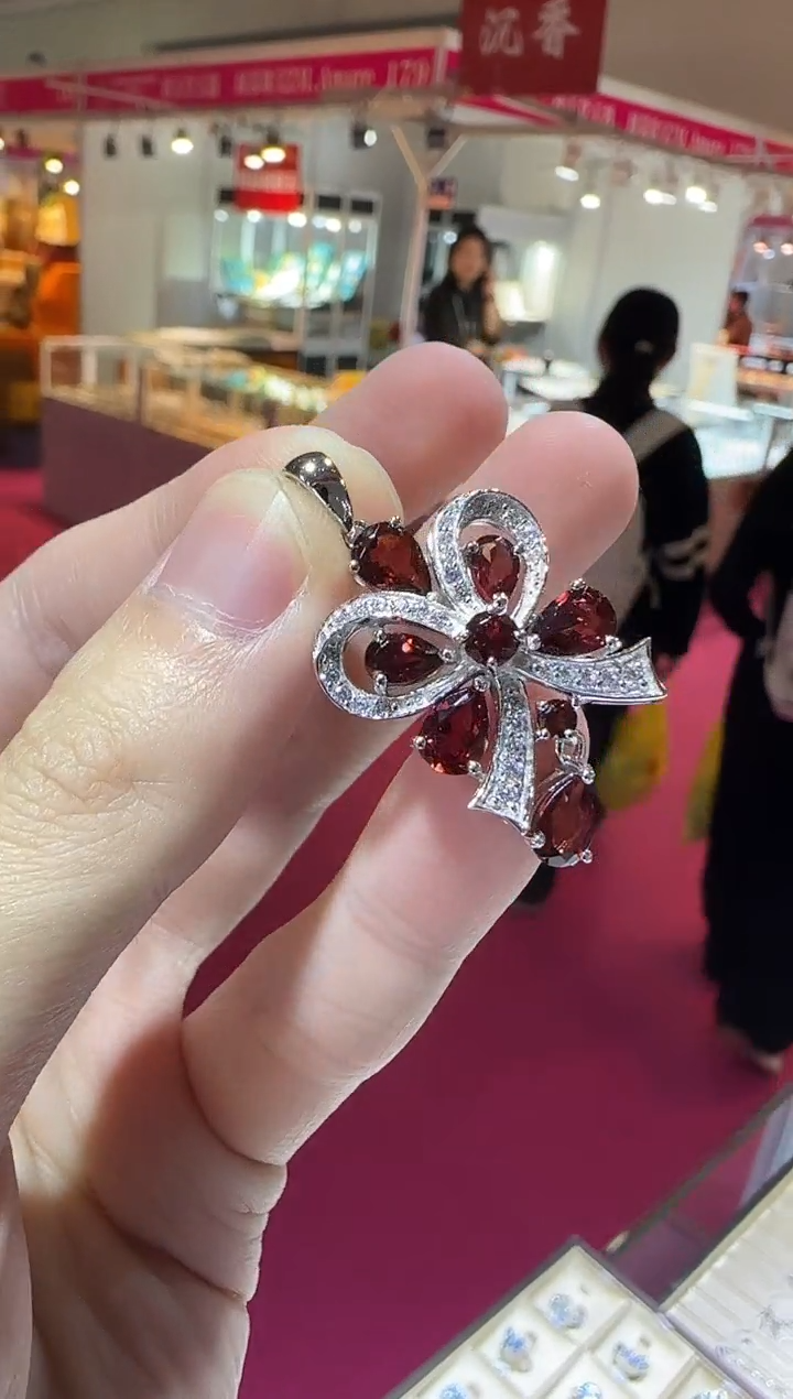 颈饰银S925镶嵌石榴石吊坠设计款