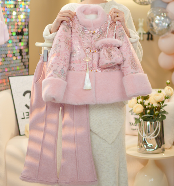 2025女童冬季新中式粉红色显贵拜年服加厚绒微喇裤中大童套装8907