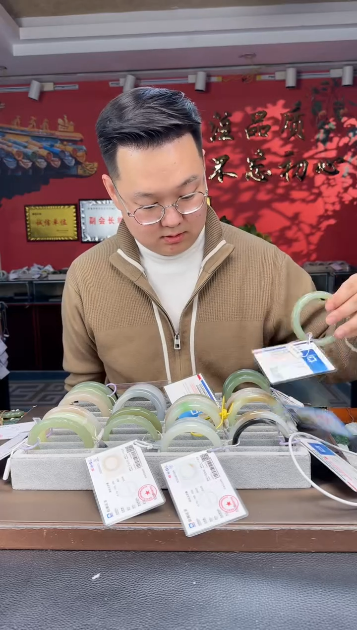 未镶嵌手镯和田玉快***。碧玉镯59.7