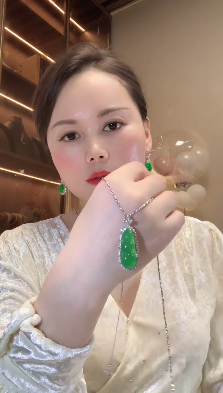 【闪购商品】翡翠吊坠(不含链)18K金镶嵌A69 