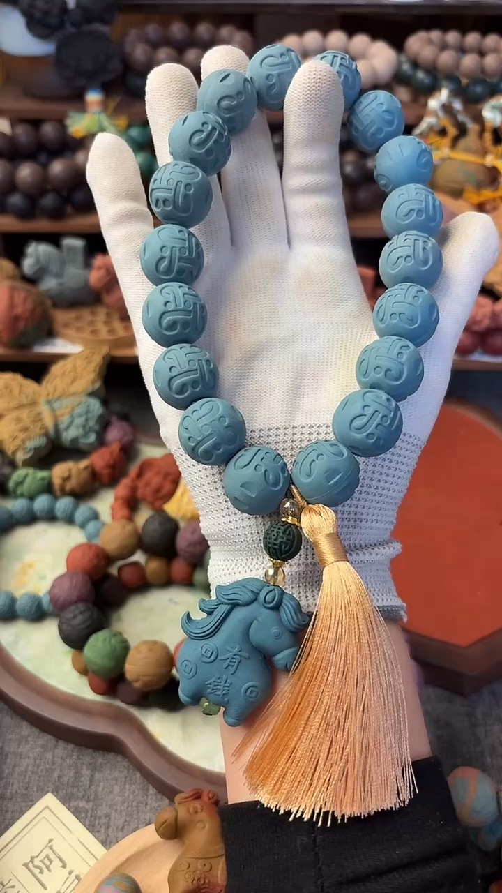 泥塑玉兰龙涎吉祥珠手持一条
