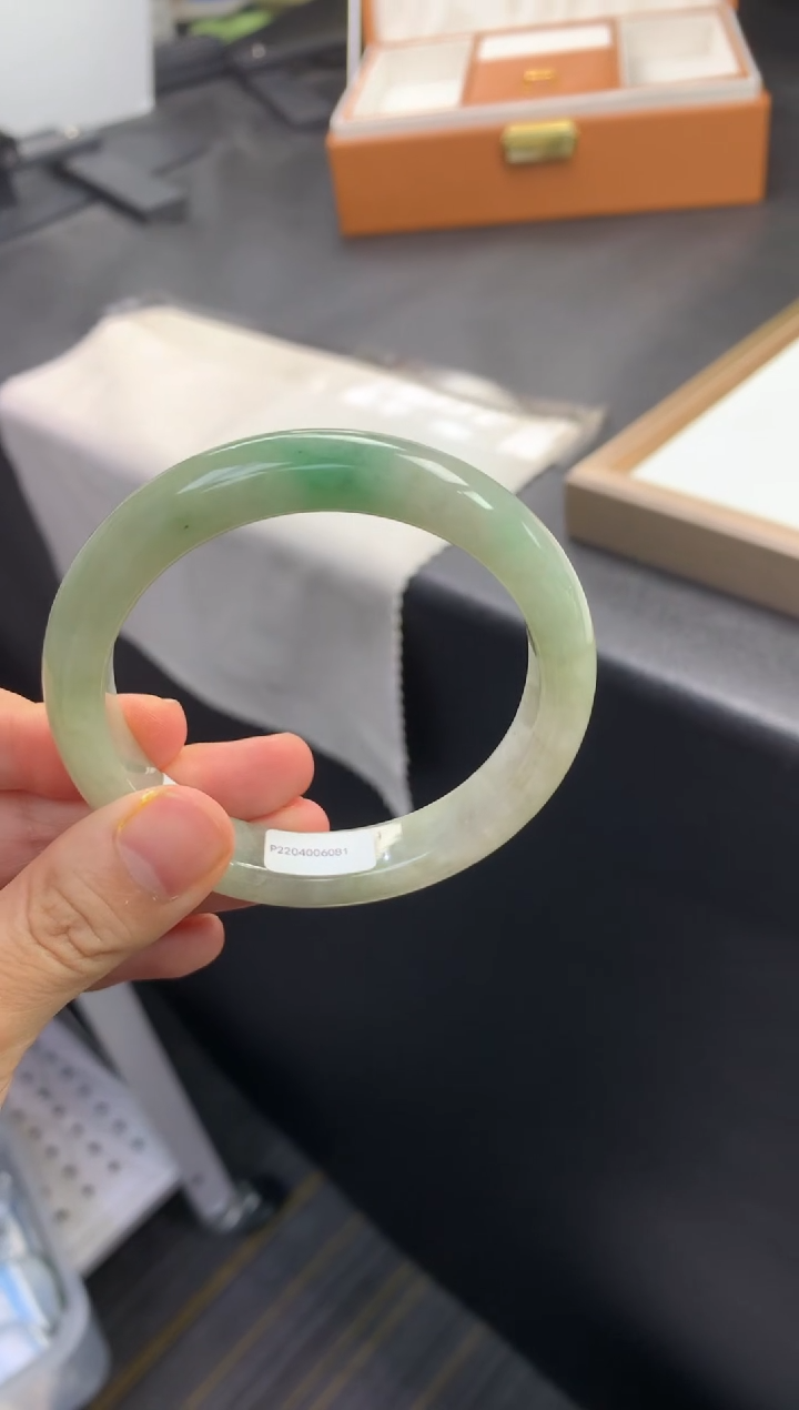 未镶嵌手镯翡翠退货需手镯吊牌标签完好