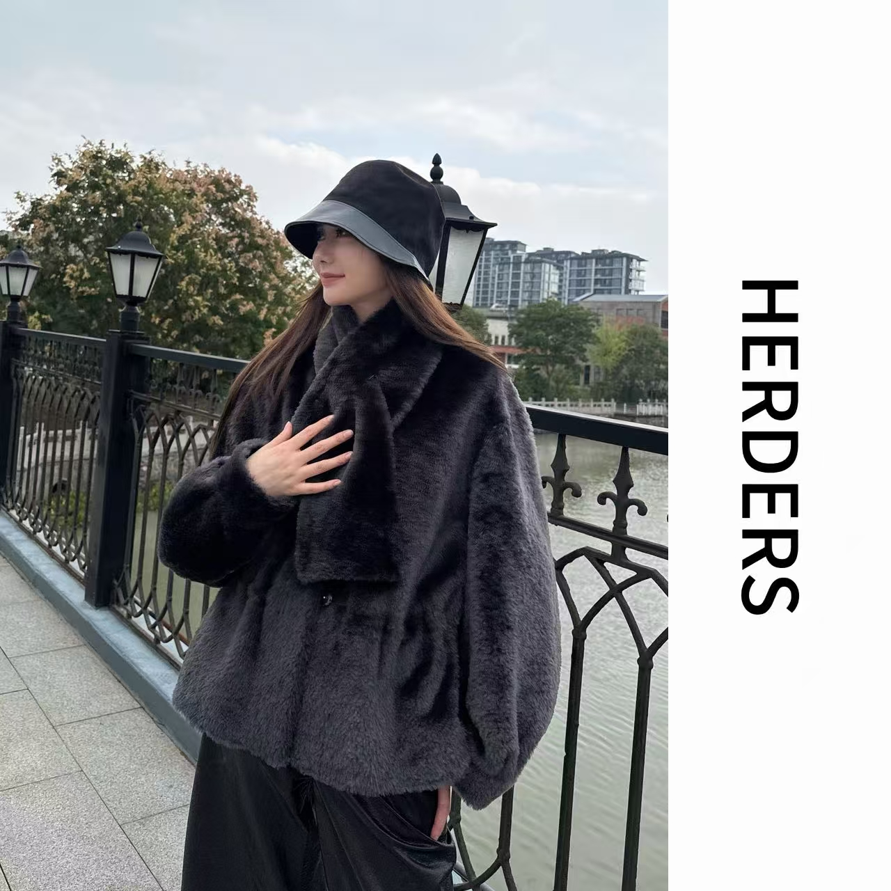 HERDERS  短款圆领天然皮毛一体外套 52220