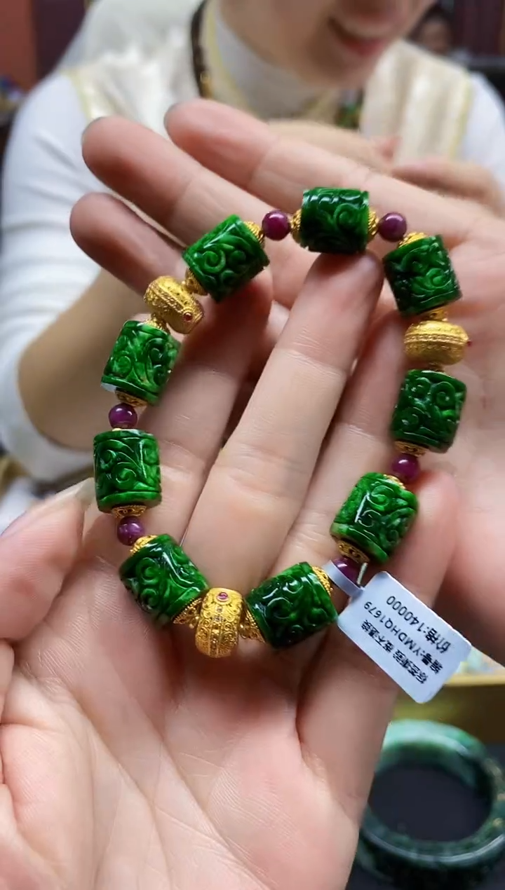 颈饰未镶嵌翡翠手串 