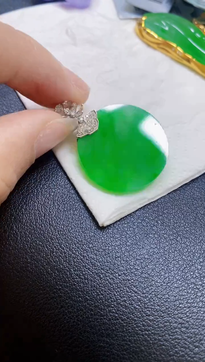 颈饰18K金镶嵌翡翠一****）圆牌