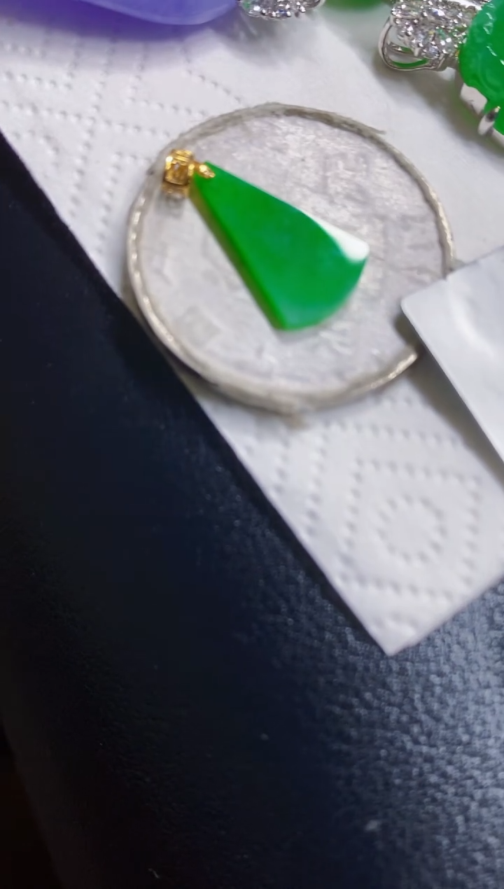 颈饰18K金镶嵌翡翠吊坠