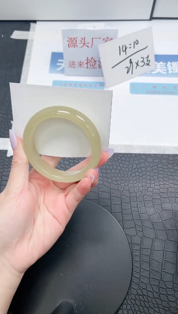 【闪购商品】石英质玉手镯未镶嵌A4-55.8