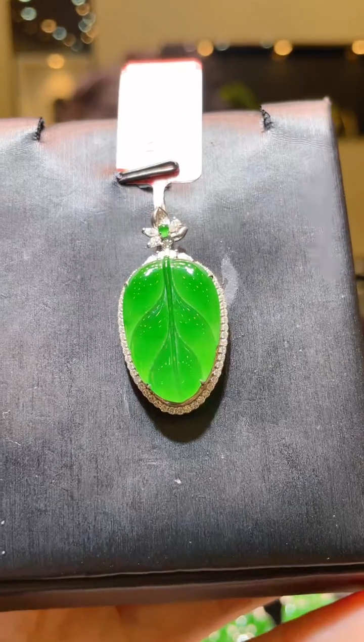 【闪购商品】翡翠吊坠(赠链)18K金镶嵌A70