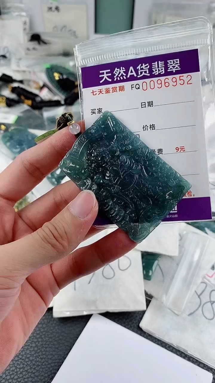 翡翠未镶嵌颈饰             