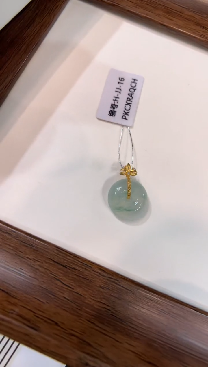 颈饰18K金镶嵌翡翠平安扣