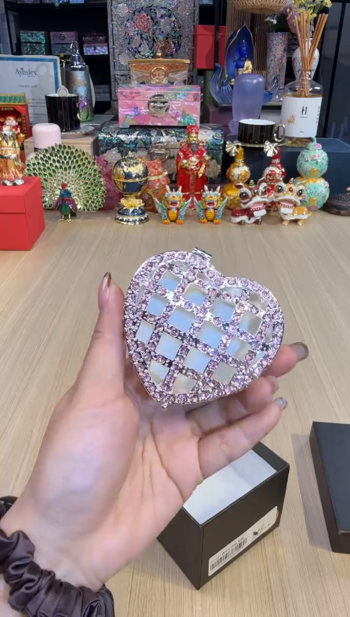 27七宝粉色镂空爱心盒