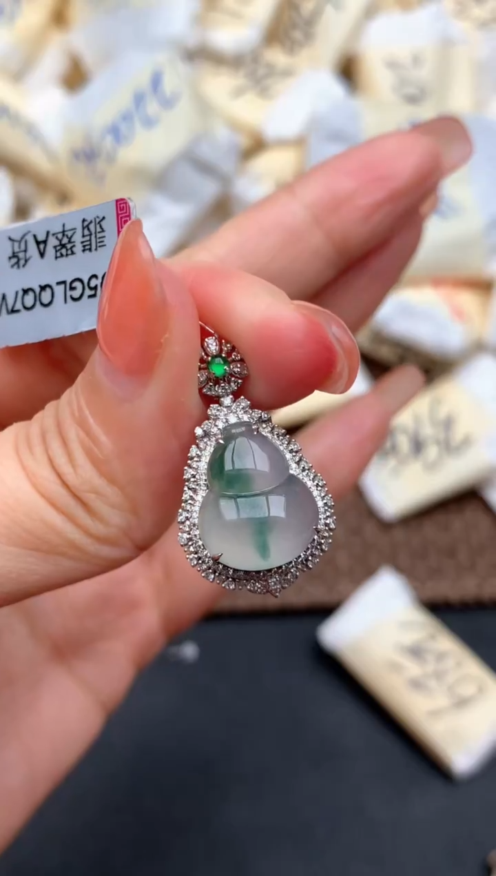 18K金镶嵌挂件翡翠1