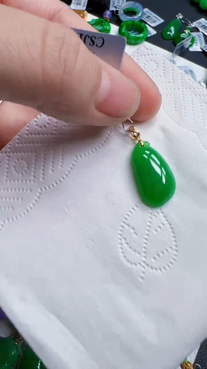 颈饰18K金镶嵌翡翠瓜