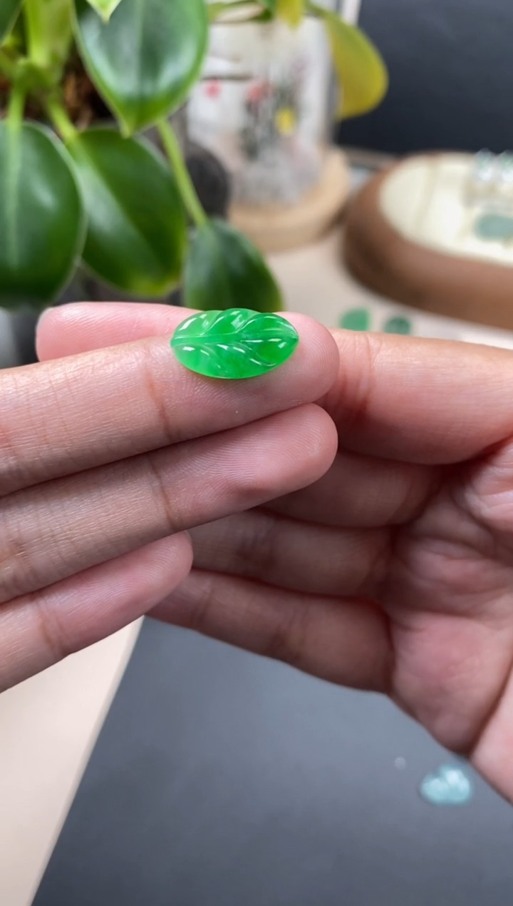 【闪购商品】翡翠颈饰未镶嵌翡翠绿叶子