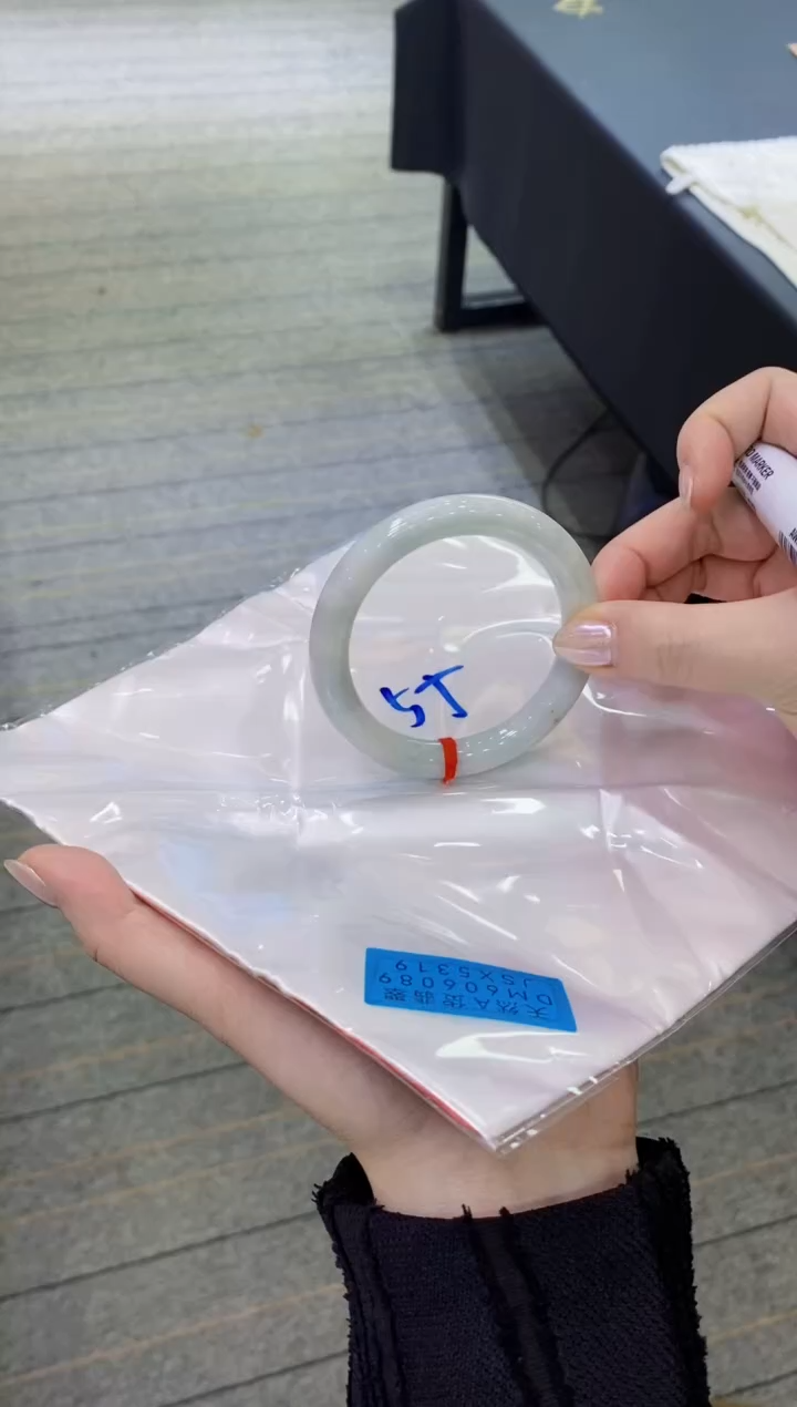 【闪购商品】翡翠手镯未镶嵌              
