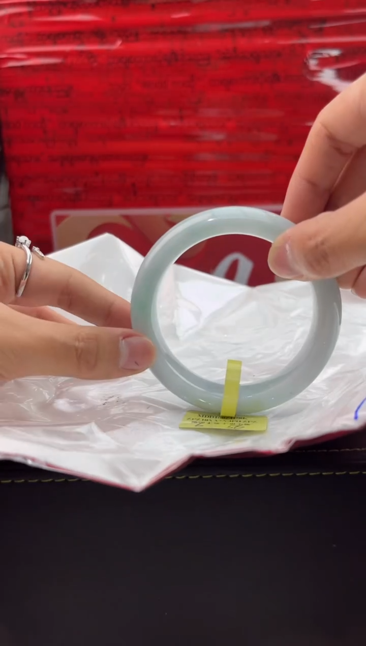 【闪购商品】翡翠手镯未镶嵌38翡翠手镯（微瑕）