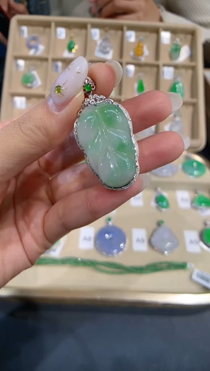 【闪购商品】翡翠颈饰18K金镶嵌叶子