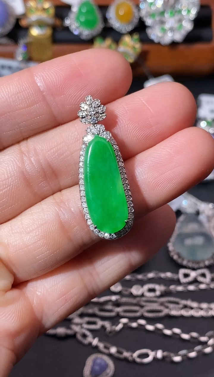 翡翠18K金镶嵌颈饰吊坠