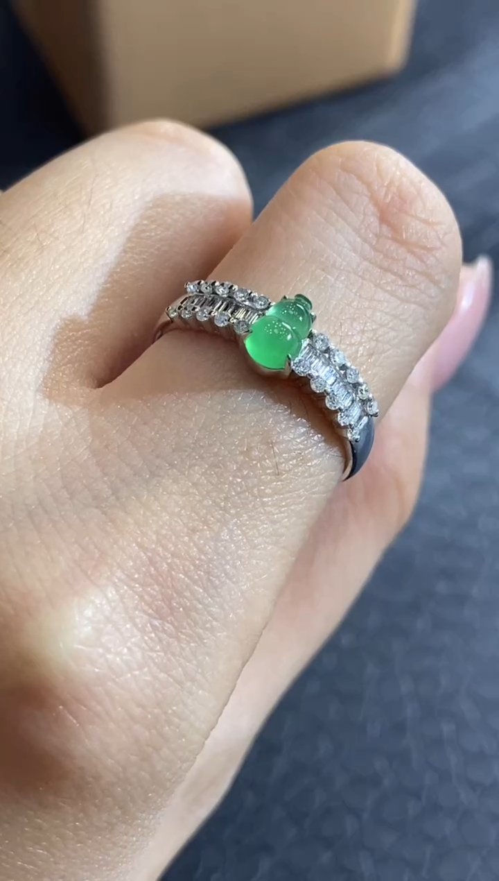 颈饰18K金镶嵌翡翠收到货48小时鉴赏期（超时不退不换）