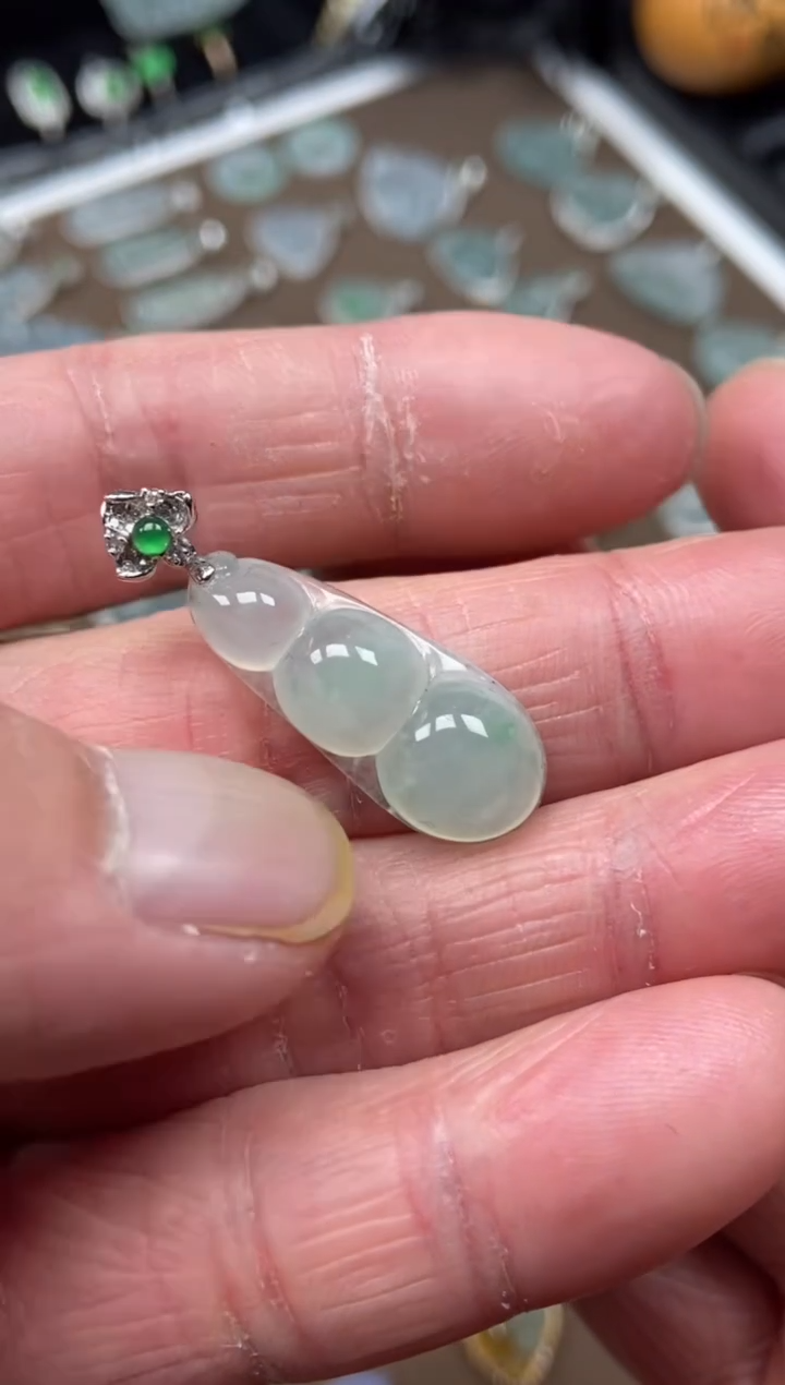 【闪购商品】翡翠吊坠(不含链)18K金镶嵌福豆