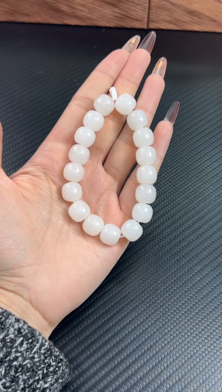 未镶嵌手串和田玉天泰微色差卡11*12 