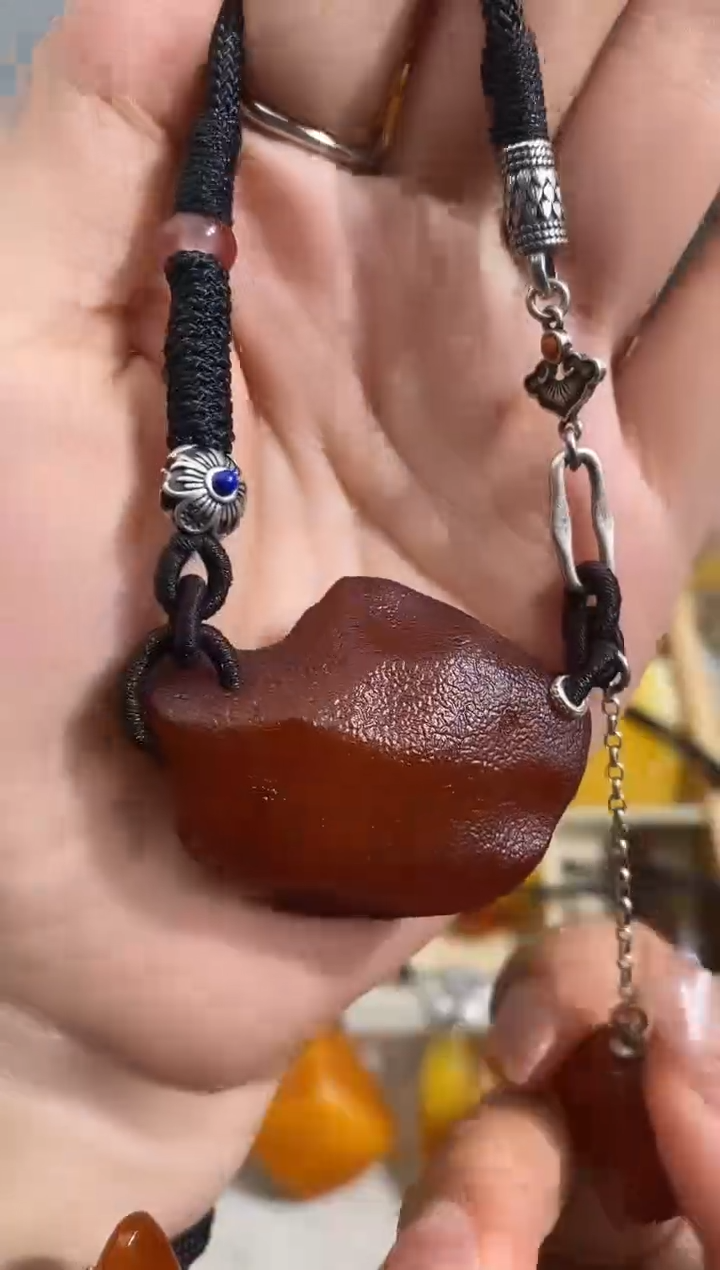 未镶嵌琥珀裸石似玉