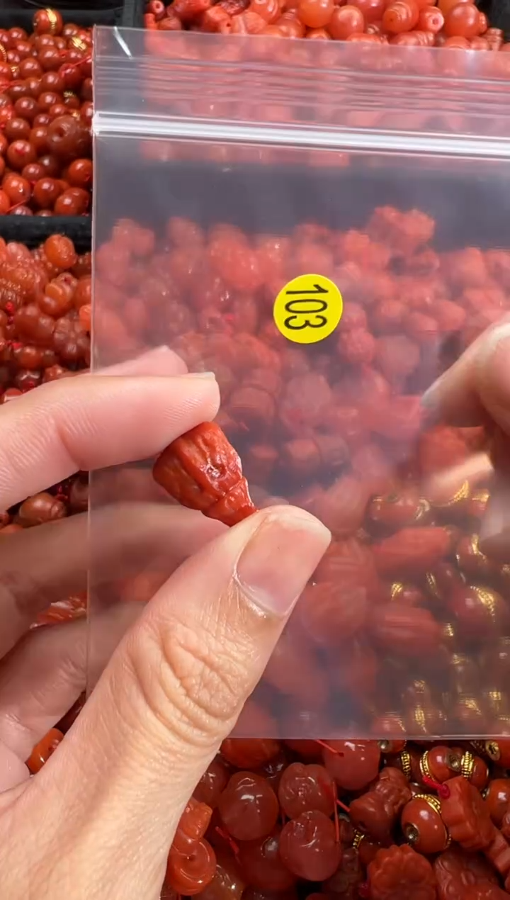 南红玛瑙未镶嵌颈饰1