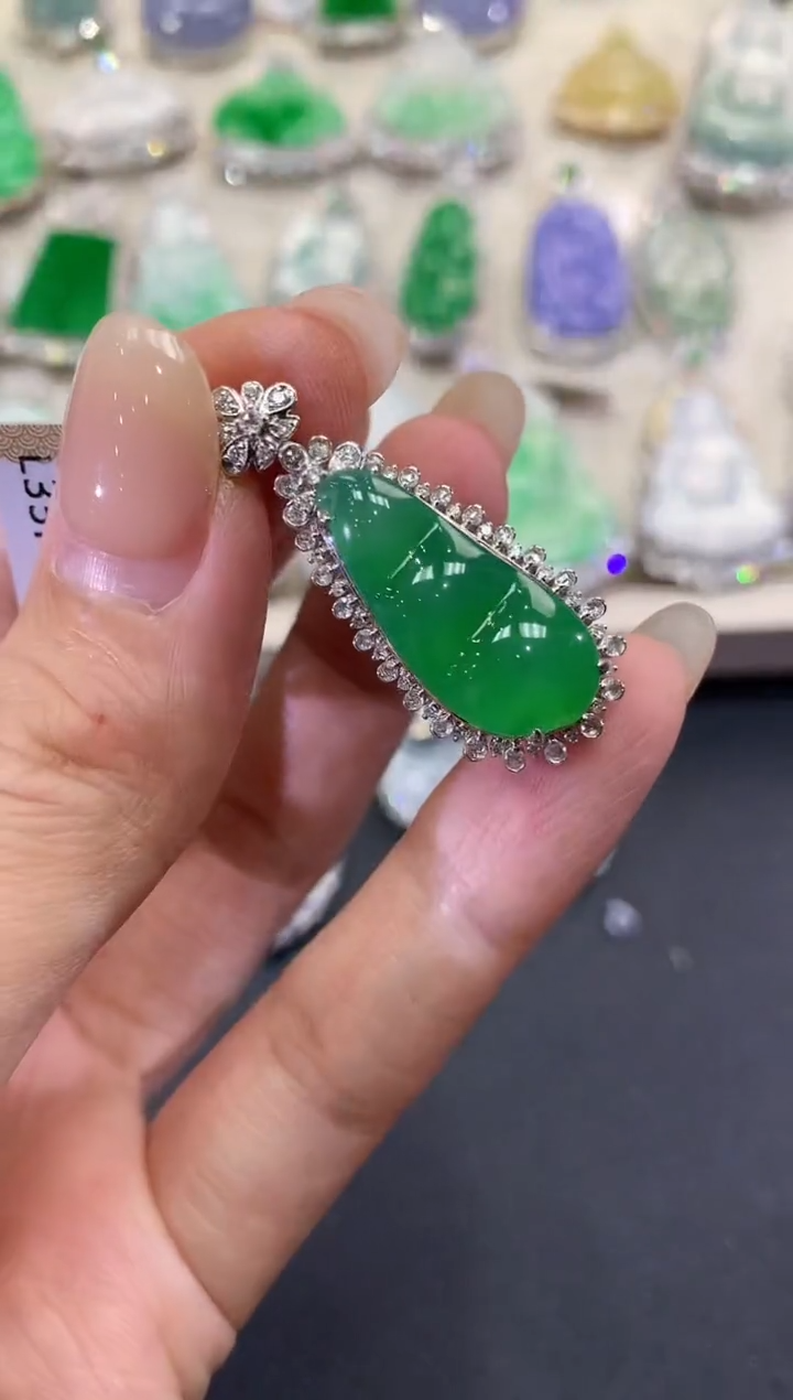 【闪购商品】翡翠吊坠(不含链)18K金镶嵌q69     