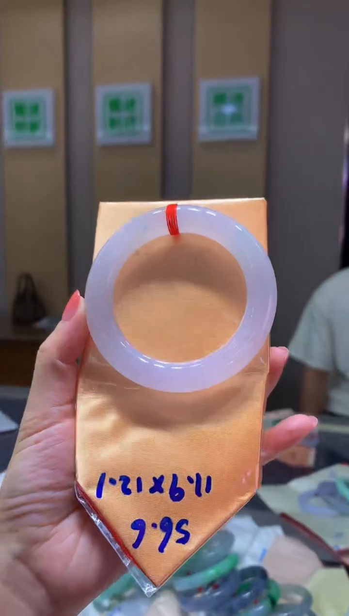 翡翠手镯未镶嵌-Q23 圈口56.6