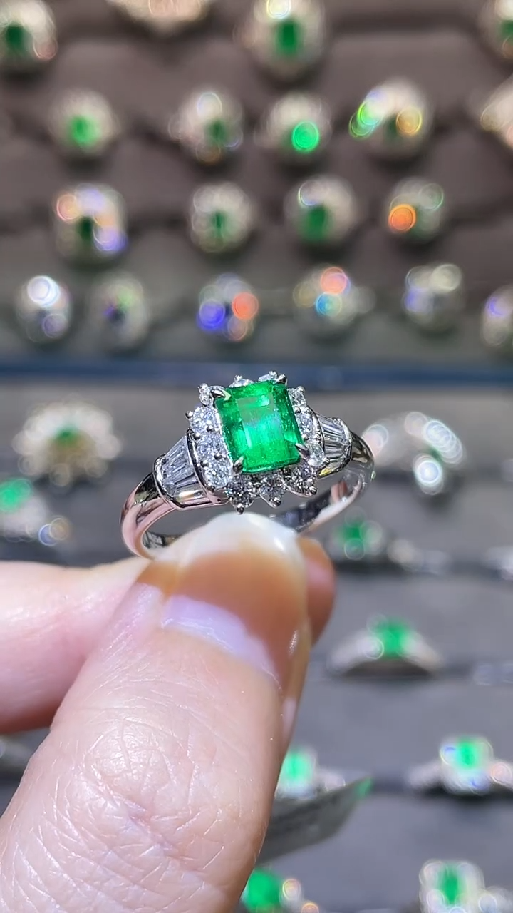 祖母绿戒指18K金镶嵌0.75ct