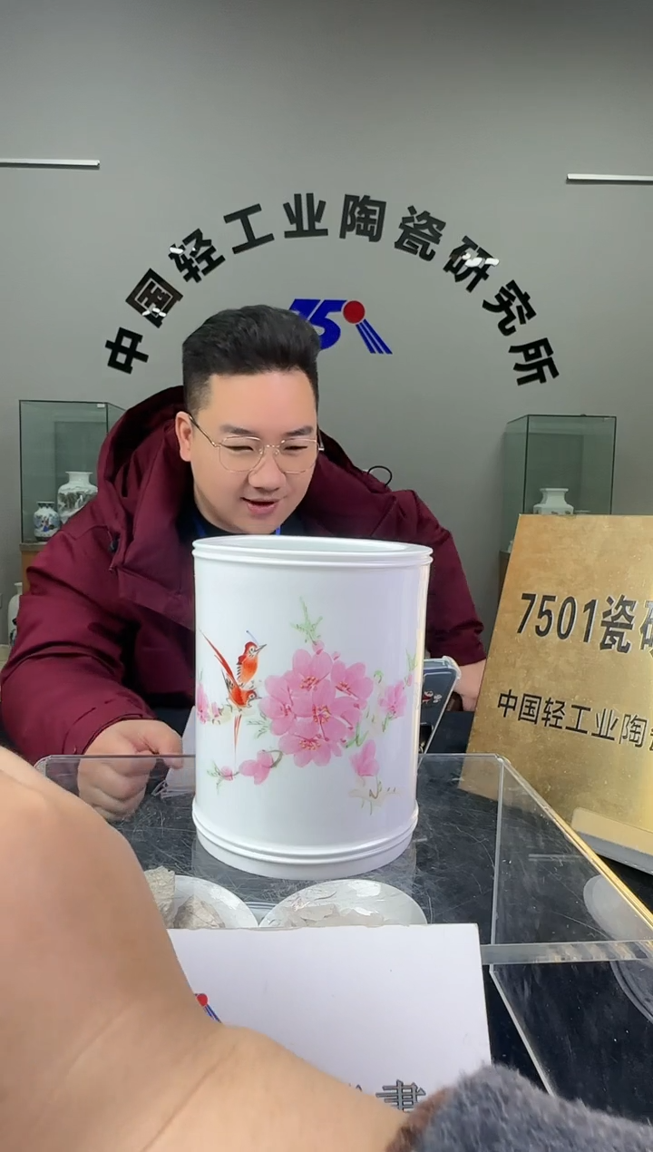 瓷摆件水点桃花笔筒