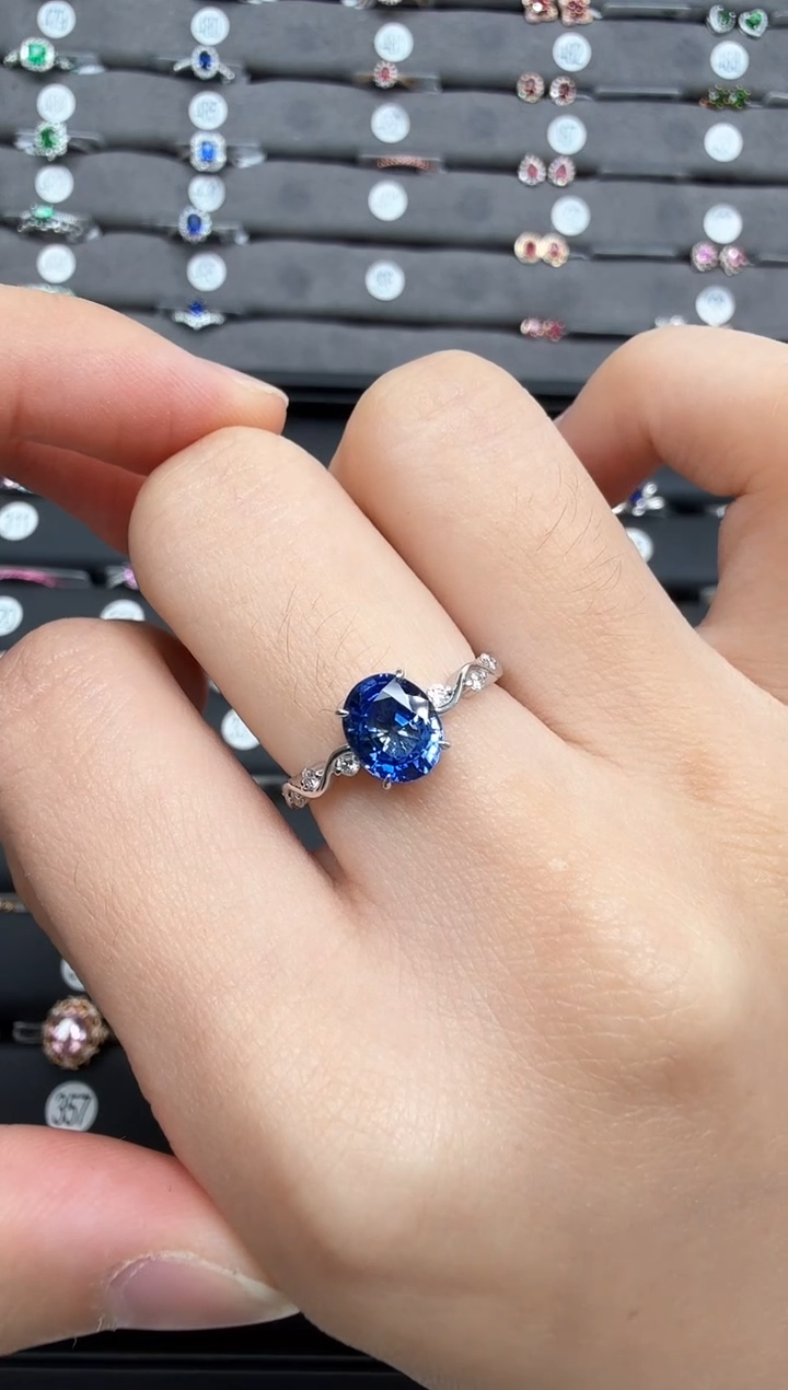 戒指蓝宝石18K金镶嵌主石1.35克拉