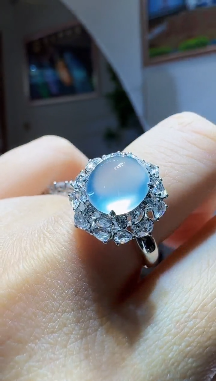 18K金镶嵌戒指翡翠蛋面